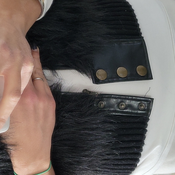 WOMEN'S D.F.A.NEW YORK BLACK FAUX FUR VEST - Picture 3 of 6